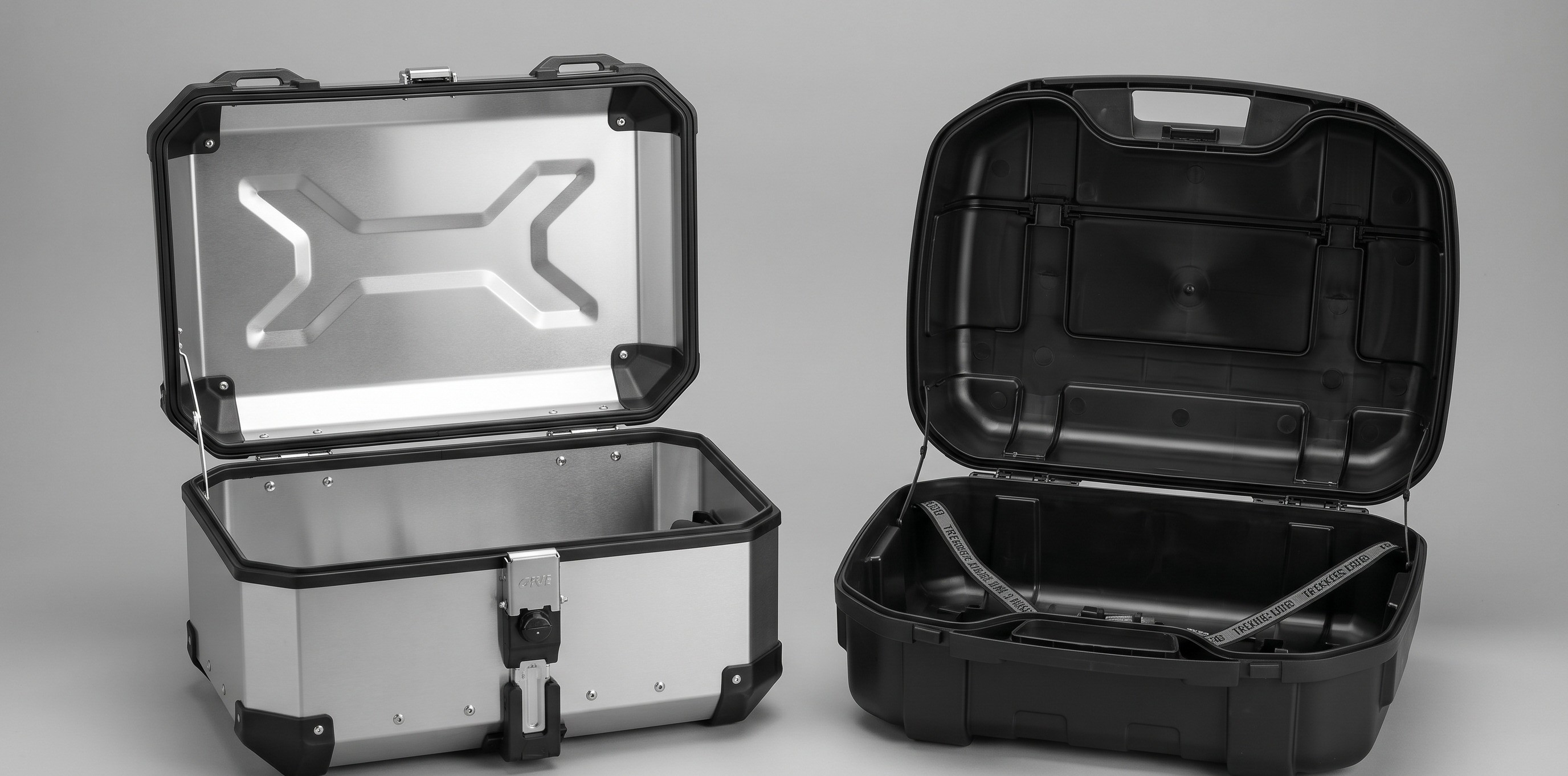 comparaison côte à côte dune valise alu TraX Adventure et dune valise technopolymère Trekker Lite